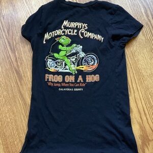 Black frog jumps  T-Shirt